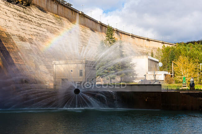 Concrete hydroelectric power station in sunlight — Stock Photo