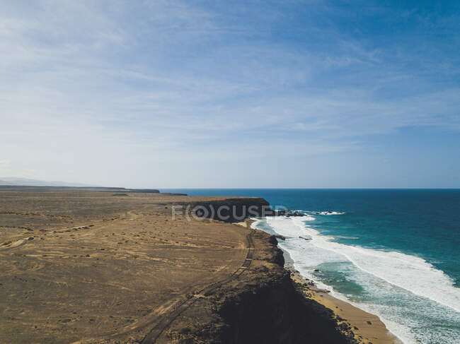 Дивовижна берегова лінія океану від безпілотного літального апарата. — стокове фото