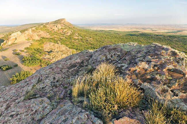Perspektivischer Blick auf felsige Hügel mit wenig grüner Vegetation in weitläufigem Gelände, Spanien — Stockfoto