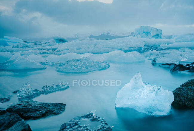Paysage d'icebergs transparents flottant en eaux bleues claires sur la côte, Finlande — Photo de stock