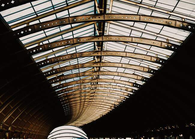 Unter dem transparenten Tunneldach eines Bahnhofs in Yorkshire, England — Stockfoto