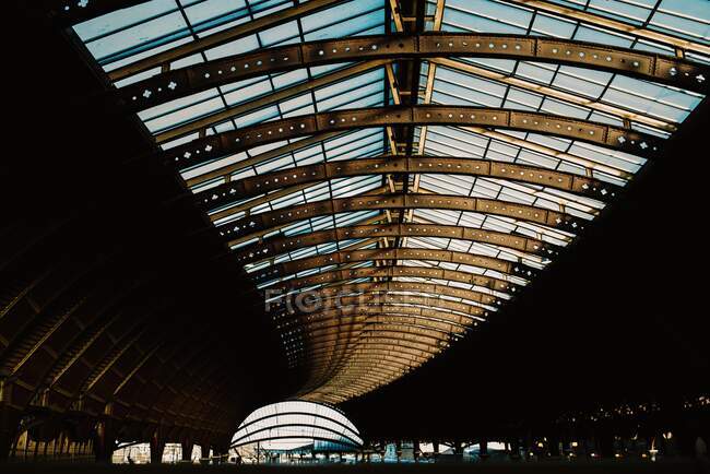 De baixo do telhado transparente do túnel na estação ferroviária em Yorkshire, Inglaterra — Fotografia de Stock