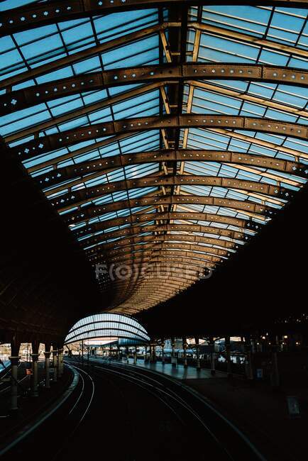 Da sotto tetto trasparente del tunnel sulla stazione ferroviaria nello Yorkshire, Inghilterra — Foto stock
