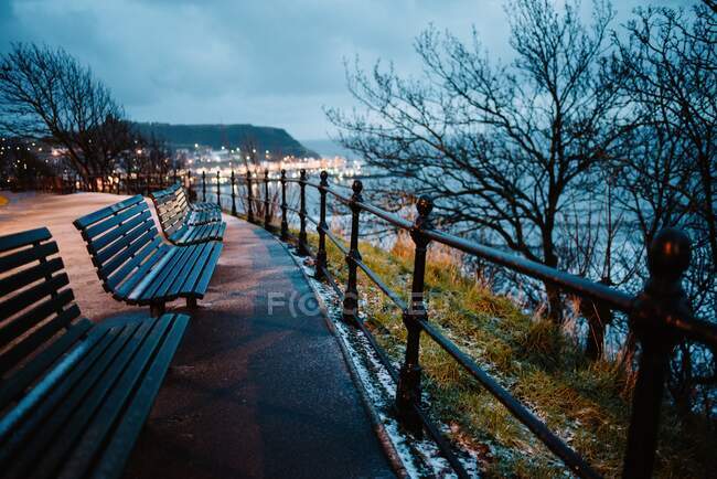 Row of empty benches and hoarfrost walk at the bay in Yorkshire, England — стоковое фото