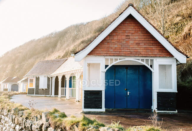 Casa vintage pintada de branco com telhado de tijolo em pequena colina em Yorkshire, Inglaterra — Fotografia de Stock