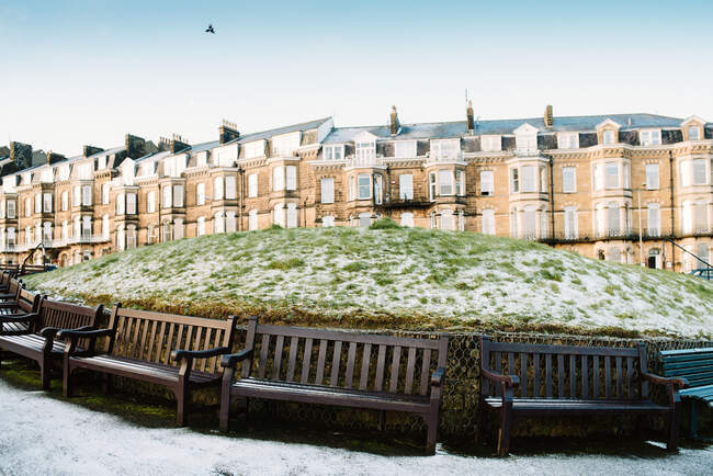 Row of benches and hoarfrost green lawn at traditional houses in Yorkshire, England — Stock Photo
