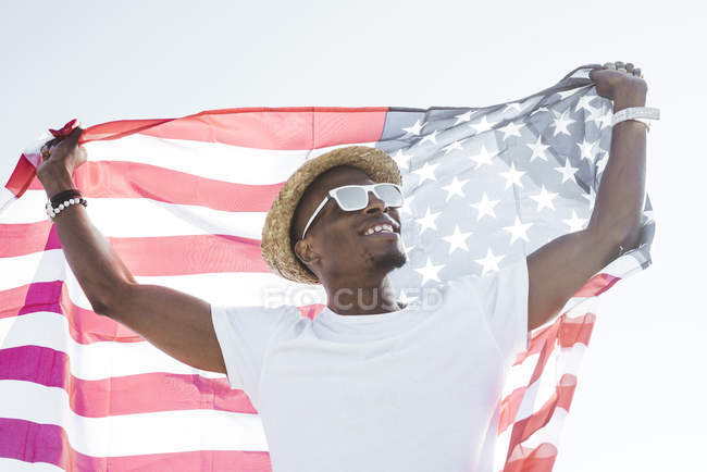 Веселый черный мужчина с американским флагом — стоковое фото
