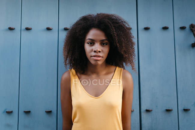 Gorgeous black woman in yellow dress posing on street — Stock Photo