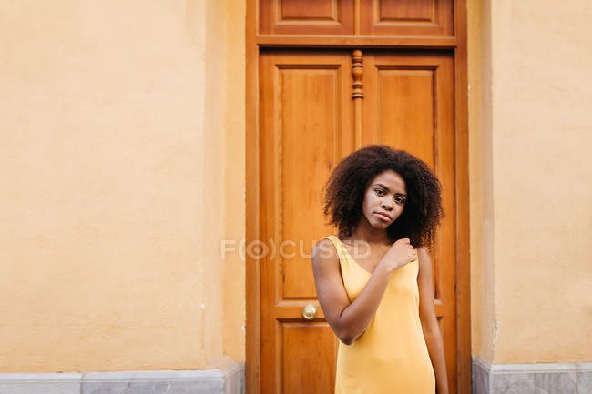 Retrato de mulher negra sensual em vestido amarelo em pé na rua — Fotografia de Stock