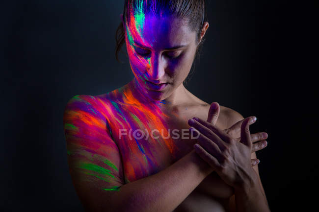 Modello in topless con luci al neon — Foto stock