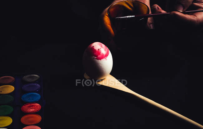 Mãos pintando ovo de Páscoa — Fotografia de Stock