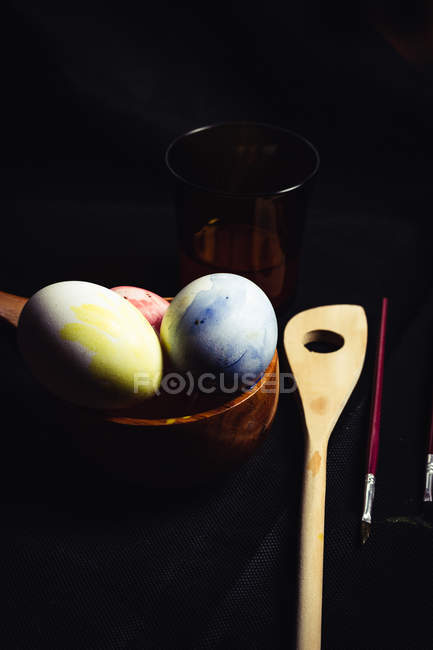 Huevos de gallina de Pascua mal coloridos - foto de stock