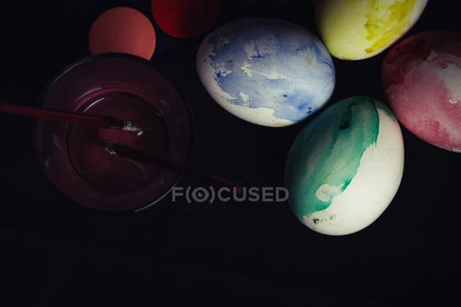 Погано забарвлені великодні курячі яйця — стокове фото
