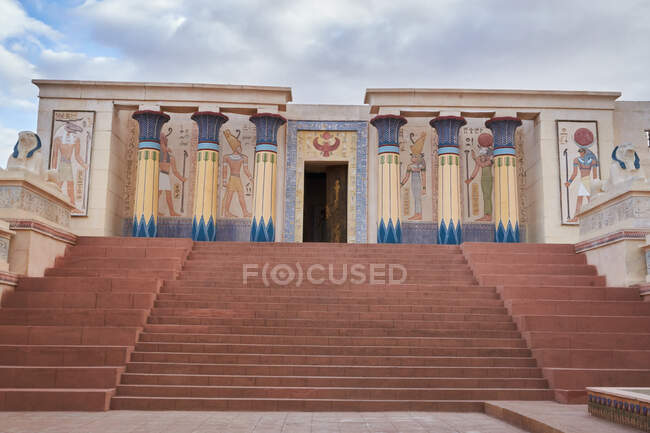Facciata del vecchio castello in pietra con colonne dipinte d'epoca e grandi scale a Marrakech, Marocco — Foto stock