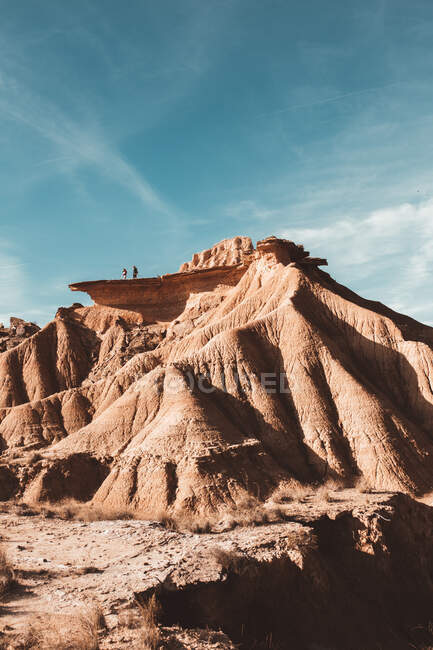 Мальовничі піщані скелі на сонячному світлі — стокове фото