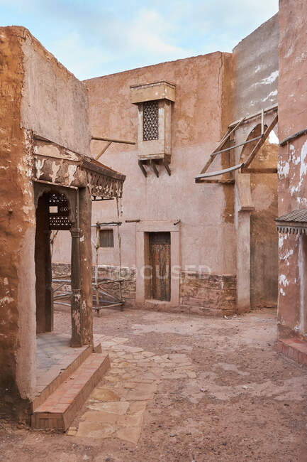 Incredibile vista della strada povera tra antiche case a Marrakech, Marocco — Foto stock
