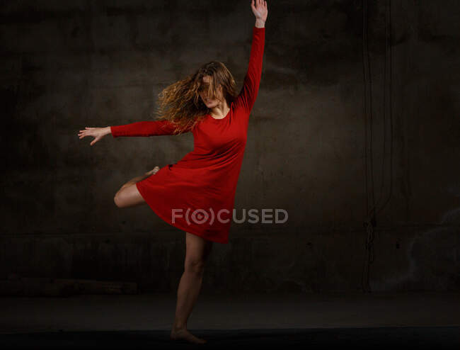 Молода жінка танцює в темряві — стокове фото