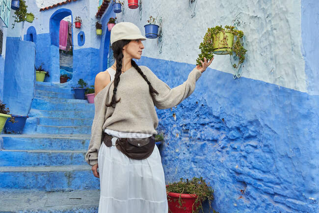 Bella donna a piedi tra le case blu a Marrakech — Foto stock