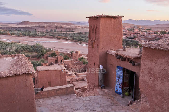 Vieille ville avec des constructions en pierre dans le désert et un beau paradis avec des nuages à Marrakech, Maroc — Photo de stock