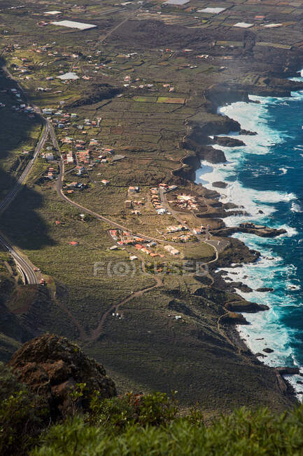 Panoramablick auf die Küste mit majestätischen Klippen und blauen Meereswellen aus der Höhe, Kanarische Inseln — Stockfoto