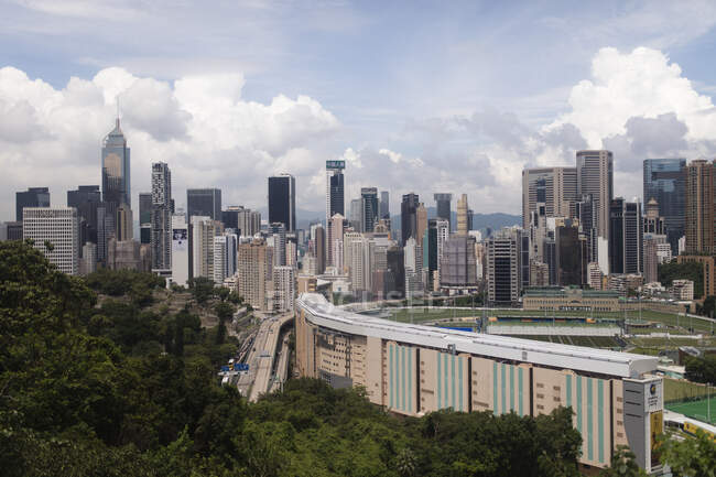 Вид з повітря на місто з хмарочосами — стокове фото