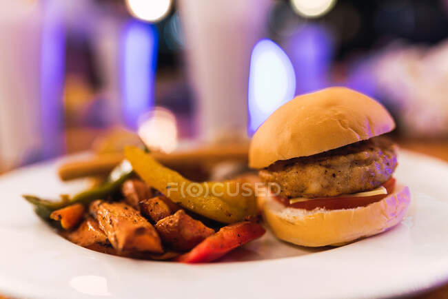 Piatto di ceramica primo piano con piccolo hamburger e piatto delizioso su sfondo sfocato del ristorante a Dubai — Foto stock