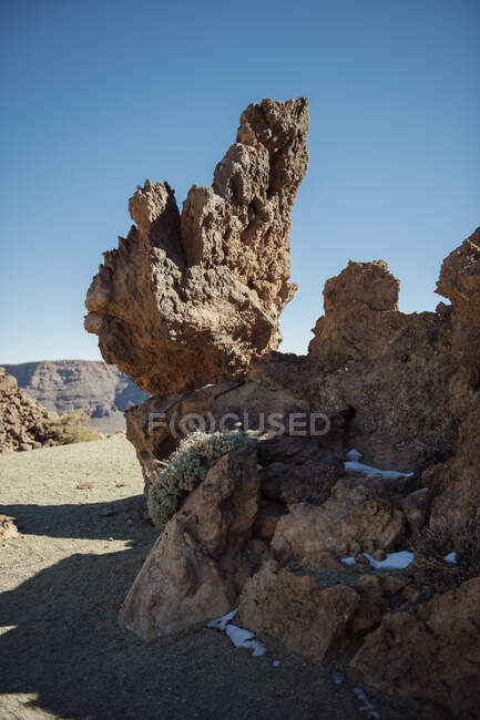 Vista panoramica sul sentiero che conduce alla collina nella terra desertica asciutta — Foto stock