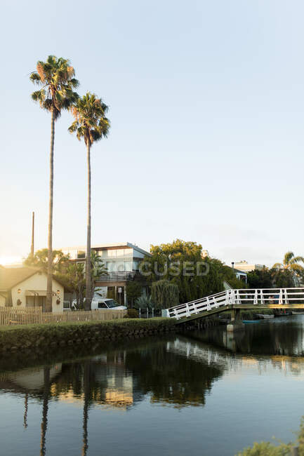 Häuser am ruhigen Teich — Stockfoto