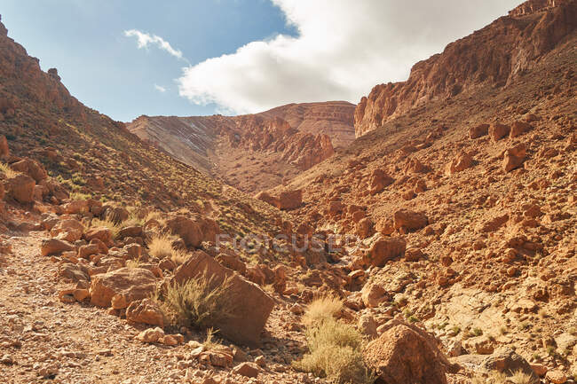 Pintoresca vista de las montañas en el desierto y el cielo azul en Marrakech, Marruecos - foto de stock