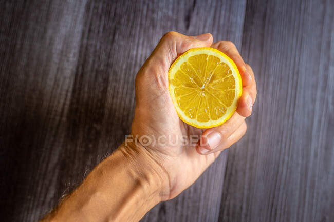 Mano del raccolto con limone fresco — Foto stock