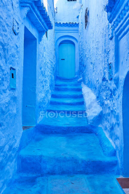Vista incrível da maneira à porta entre edifícios de pedra antigos azuis em Marraquexe, Marrocos — Fotografia de Stock