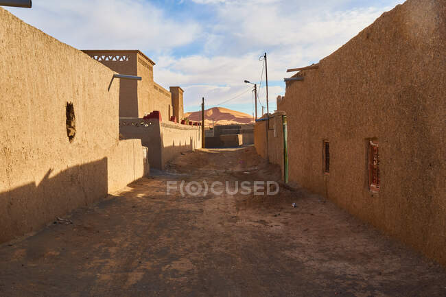 Increíble vista de la calle pobre entre casas antiguas en Marrakech, Marruecos - foto de stock