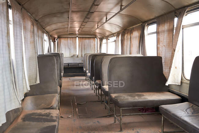 Leerer Retro-Bus mit Sandstaub auf Sitzen in Marrakesch, Marokko — Stockfoto
