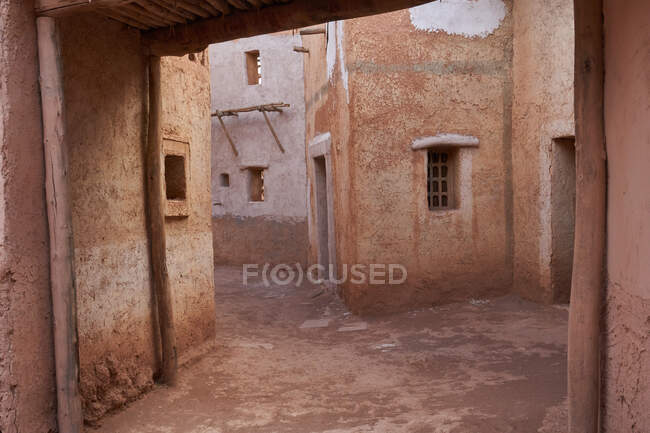 Vista incrível da rua pobre entre casas antigas em Marraquexe, Marrocos — Fotografia de Stock