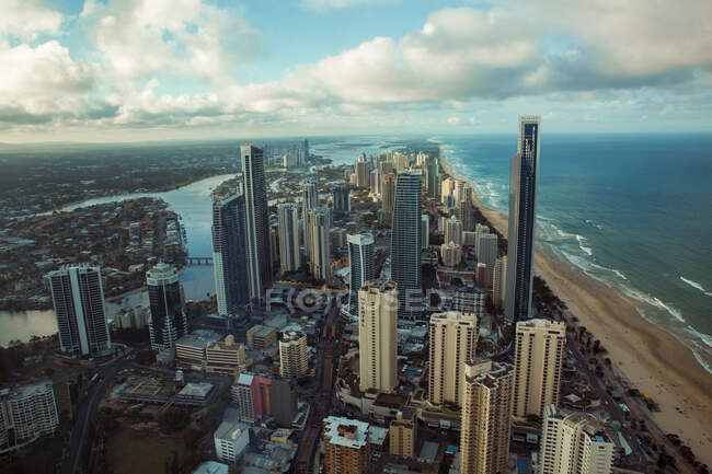 Luftaufnahme hoher Wolkenkratzer und Ozean an der Goldküste, Königland, Australien — Stockfoto