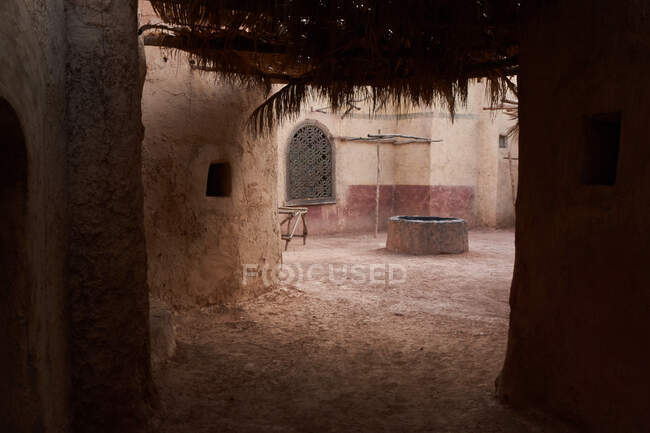 Erstaunlicher Blick auf die arme Straße zwischen antiken Häusern in Marrakesch, Marokko — Stockfoto