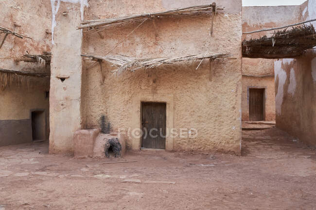 Vue imprenable sur la rue pauvre entre les anciennes maisons à Marrakech, Maroc — Photo de stock