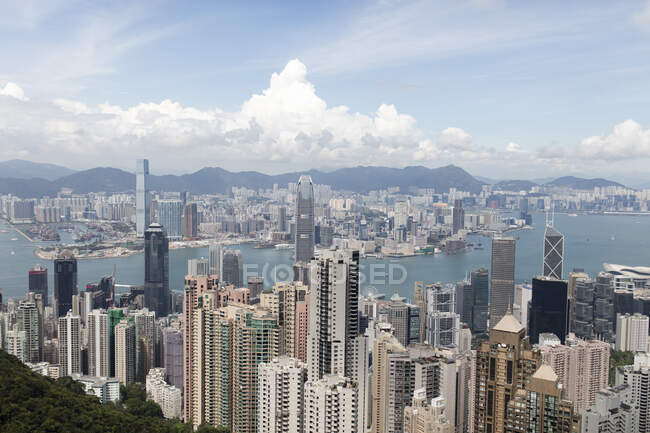 Вид з висоти від вершини Вікторія до сучасних хмарочосів Гонконгу. — стокове фото
