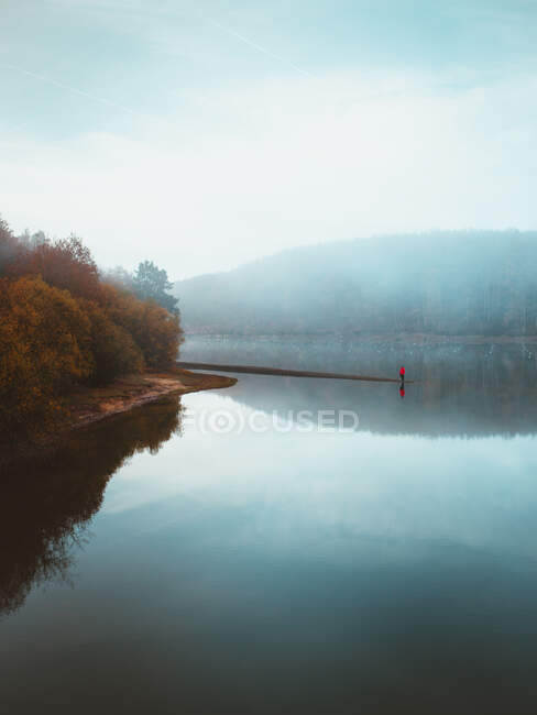 Beau lac tranquille dans le brouillard — Photo de stock