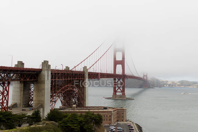 View to Golden Gate bridge covered with fog in San Francisco, California, USA — Fotografia de Stock