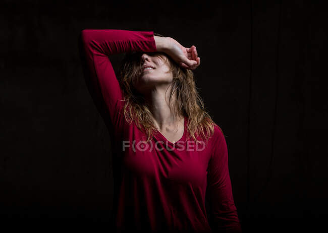 Junge Frau tanzt in der Dunkelheit — Stockfoto