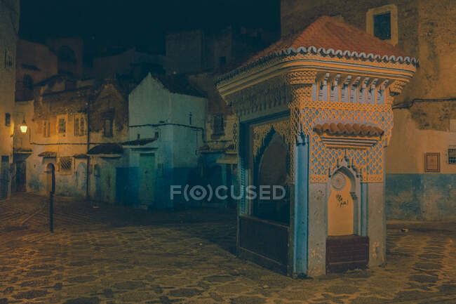 Дивовижний вид на бідну вулицю між стародавніми домами ввечері в Марракеші (Марокко). — стокове фото
