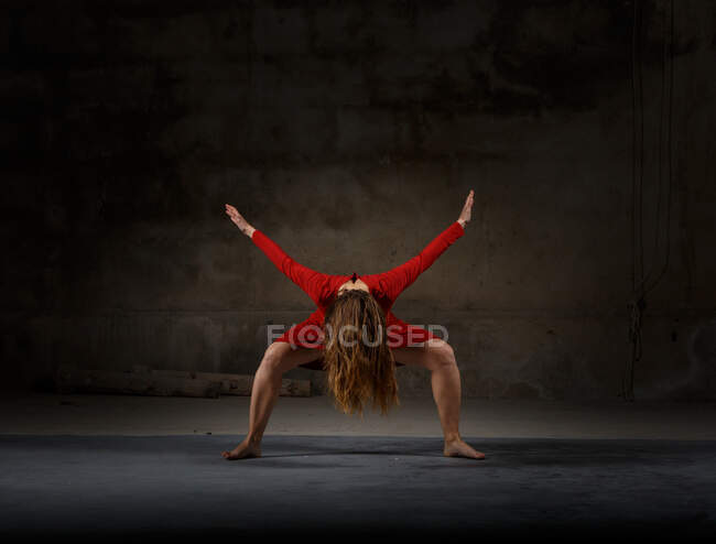 Молода жінка танцює в темряві — стокове фото