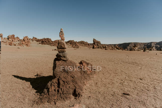 Torre Zen feita de pedras no deserto seco pousada dia sem nuvens — Fotografia de Stock