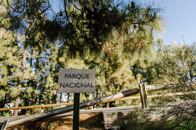 Placa do Parque Nacional colocada em passarela de madeira em floresta verde — Fotografia de Stock