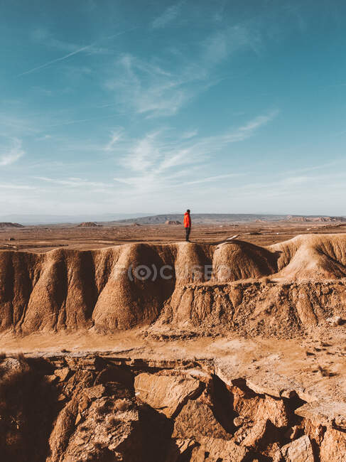 Tourist on sandy canyon hills — Stock Photo