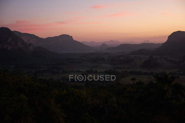 Pittoresca vista sulla valle tra le montagne al tramonto — Foto stock