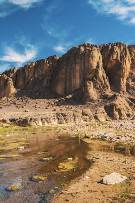 Pittoresca veduta del fiume che scorre vicino a scogliere rocciose nel deserto e cielo blu a Marrakech, Marocco — Foto stock