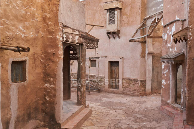 Vista incrível da rua pobre entre casas antigas em Marraquexe, Marrocos — Fotografia de Stock