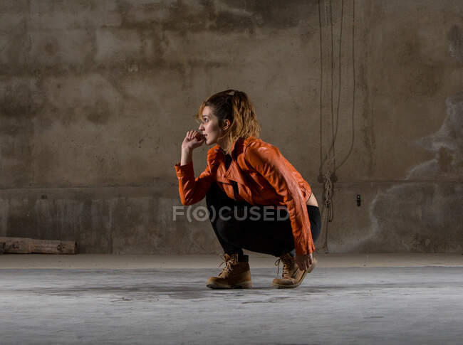 Giovane donna che balla in camera grigia — Foto stock